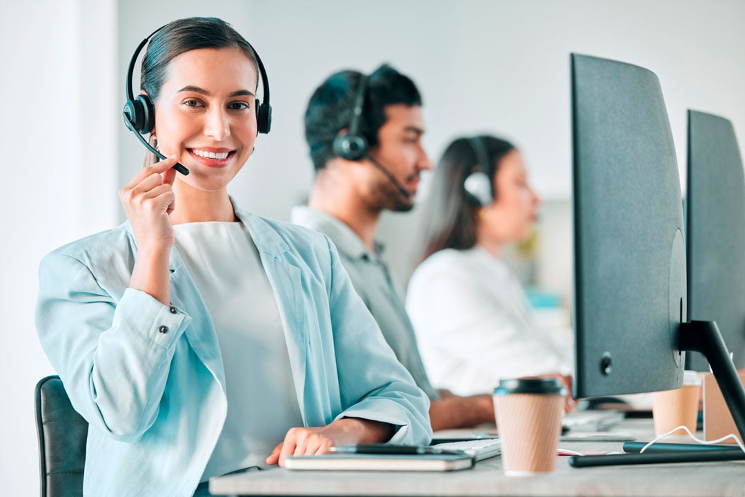 centro-de-llamadas-de-mujer-y-microfono-en-retrato-con-consultoria-de-sonrisas-y-agencia-de-servicio-al-cliente-en-la-oficina-agente-de-telemarketing-de-nina-y-orgullo-por-el-traba-1