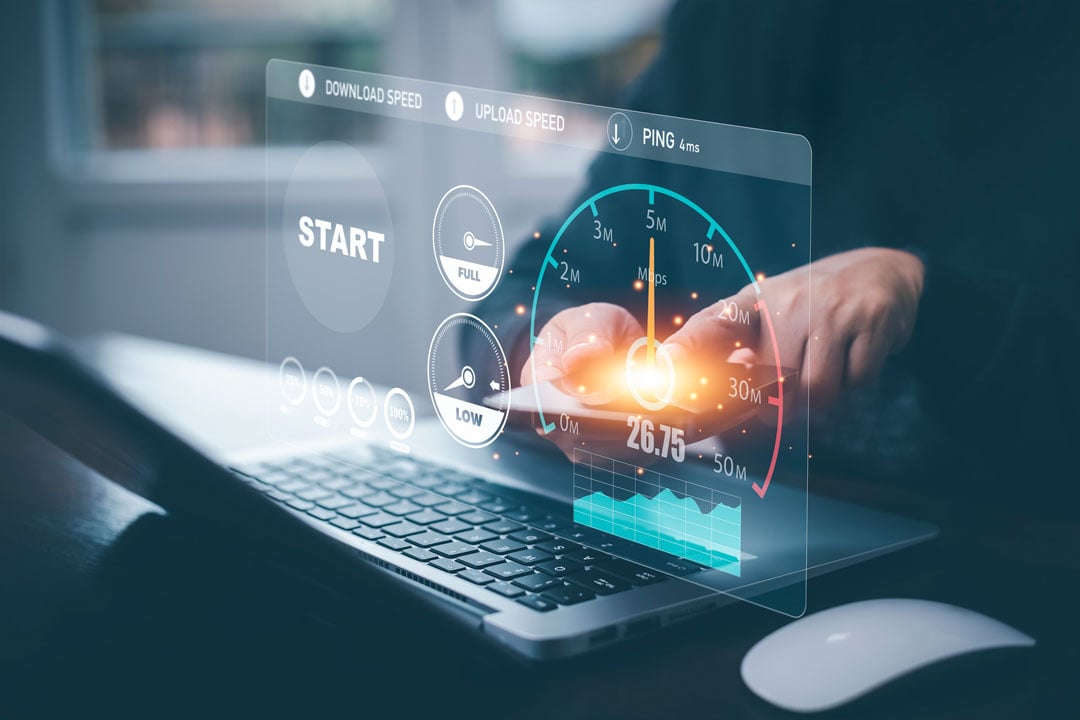 conexion-rapida-internet-con-el-concepto-de-tecnologia-metaverse-programadores-que-trabajan-con-computadoras-portatiles-con-pantalla-virtual-de-medicion-de-velocidad-de-internet-co-1